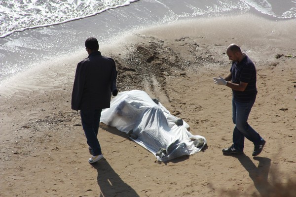 cadavere in spiaggia