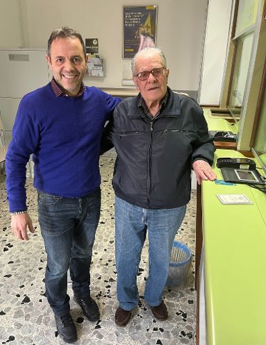 Mario Lotito insieme al direttore dellufficio postale Carmelo Sirimarco