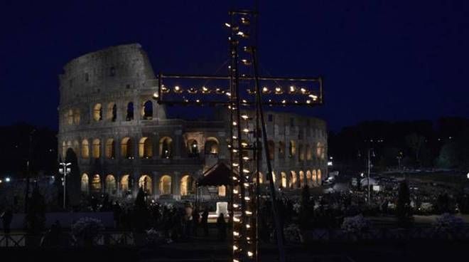 via-crucis-colosseo-papa-francesco-107172.660x368