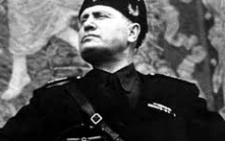 Foto di Mussolini: Scoppia la bufera