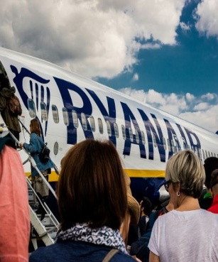 Volo Ryanair Crotone Bergamo arriva con 4 ore di ritardo,  250 euro ai passeggeri